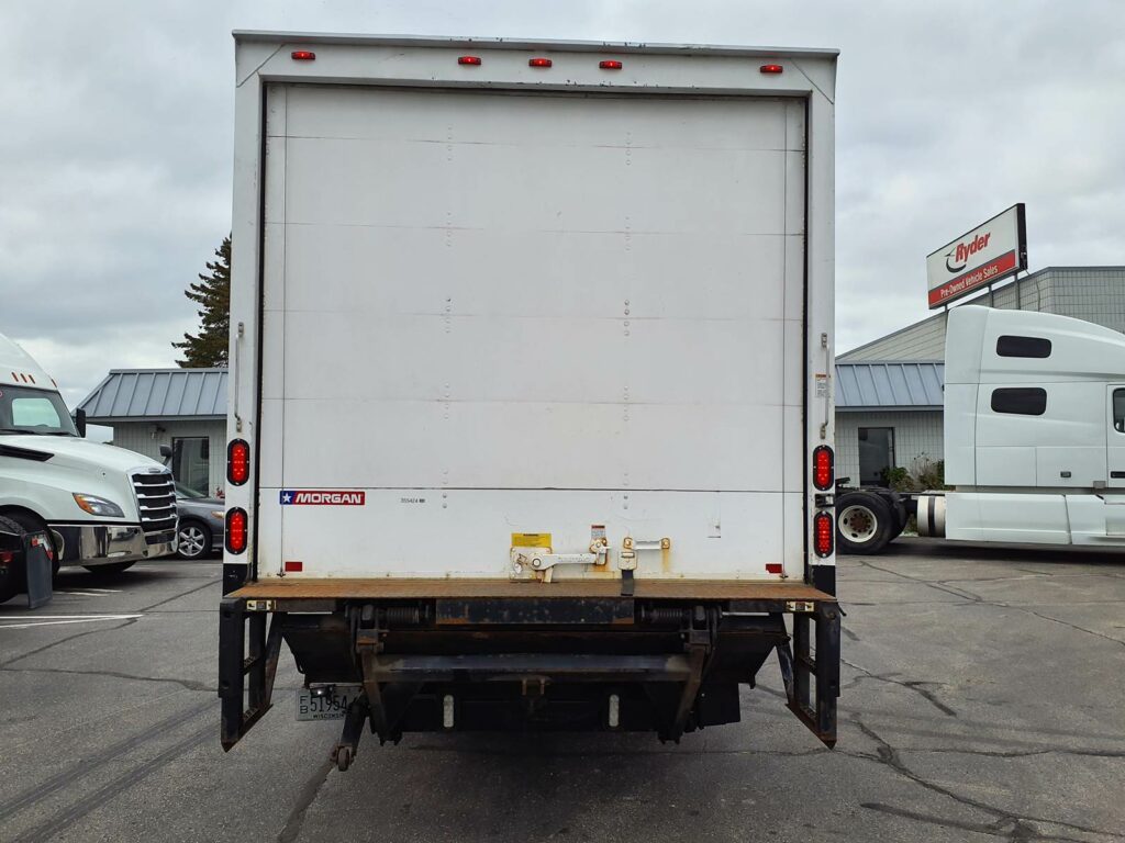 2015 Isuzu NRR 20 ft Box Truck – 215HP, 6, Roll up Door, Liftgate