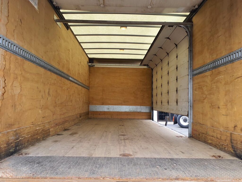 2015 Isuzu NRR 20 ft Box Truck – 215HP, 6, Roll up Door, Liftgate