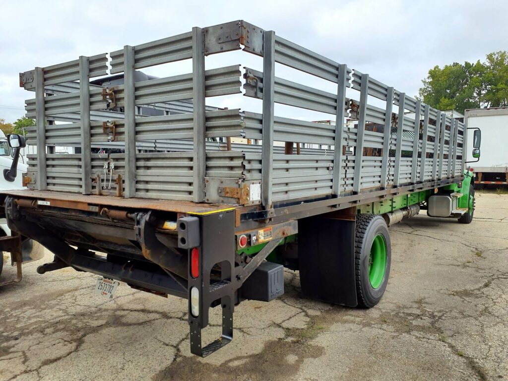 2014 Freightliner M2 106 26 ft Flatbed Truck – 280HP, 6 Speed Manual, Liftgate