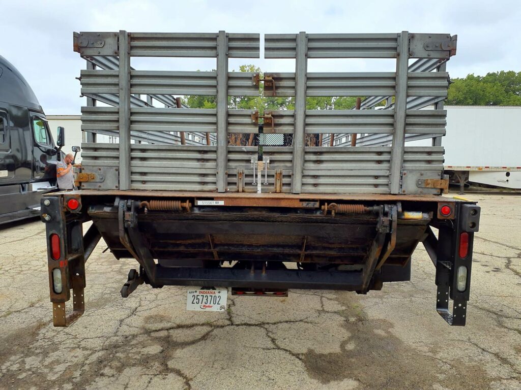 2014 Freightliner M2 106 26 ft Flatbed Truck – 280HP, 6 Speed Manual, Liftgate