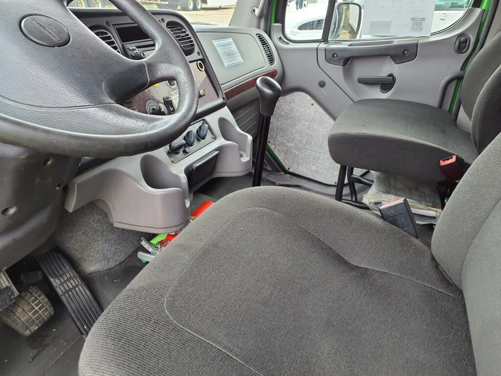 2014 Freightliner M2 106 26 ft Flatbed Truck – 280HP, 6 Speed Manual, Liftgate