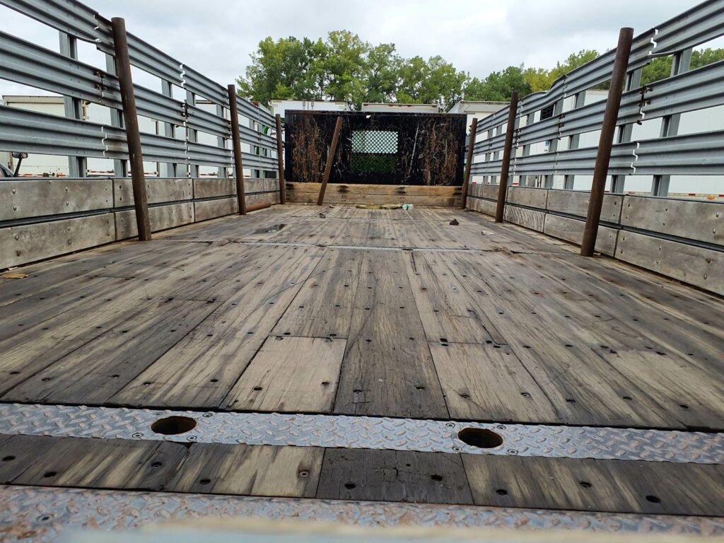 2014 Freightliner M2 106 26 ft Flatbed Truck – 280HP, 6 Speed Manual, Liftgate