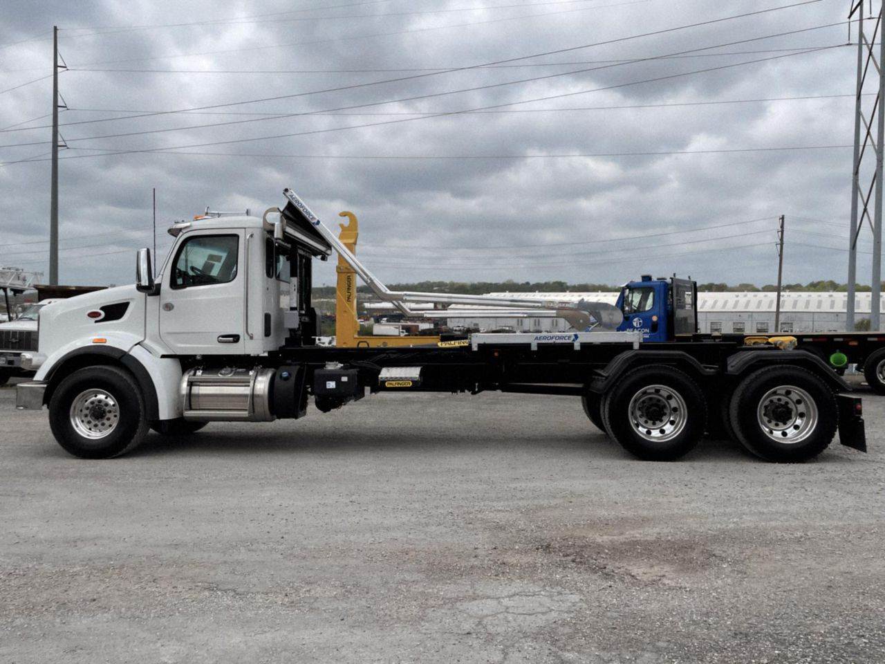 2024 Peterbilt 567 Hooklift Truck Cummins, 525HP, Automatic
