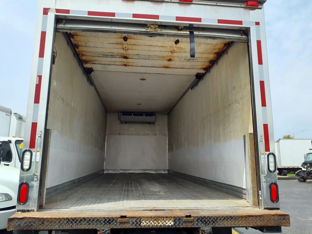 2015 Freightliner M2 106 22 ft Refrigerated Truck – 280HP, 9, Carrier