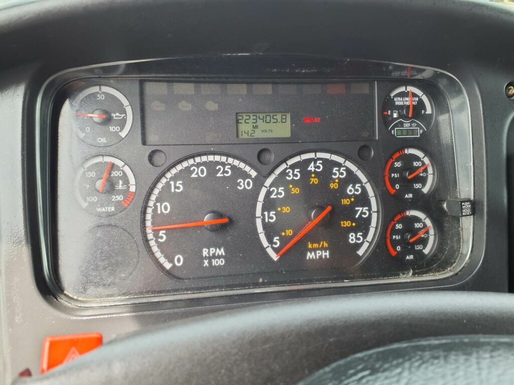 2015 Freightliner M2 106 22 ft Refrigerated Truck – 280HP, 9, Carrier