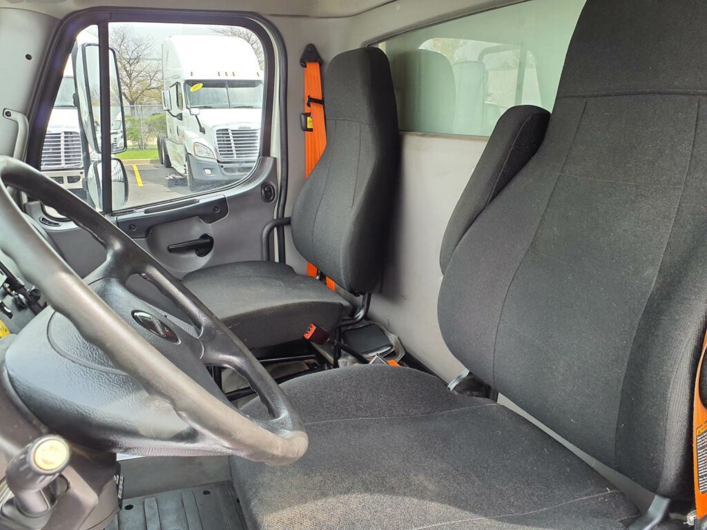 2015 Freightliner M2 106 22 ft Refrigerated Truck – 280HP, 9, Carrier