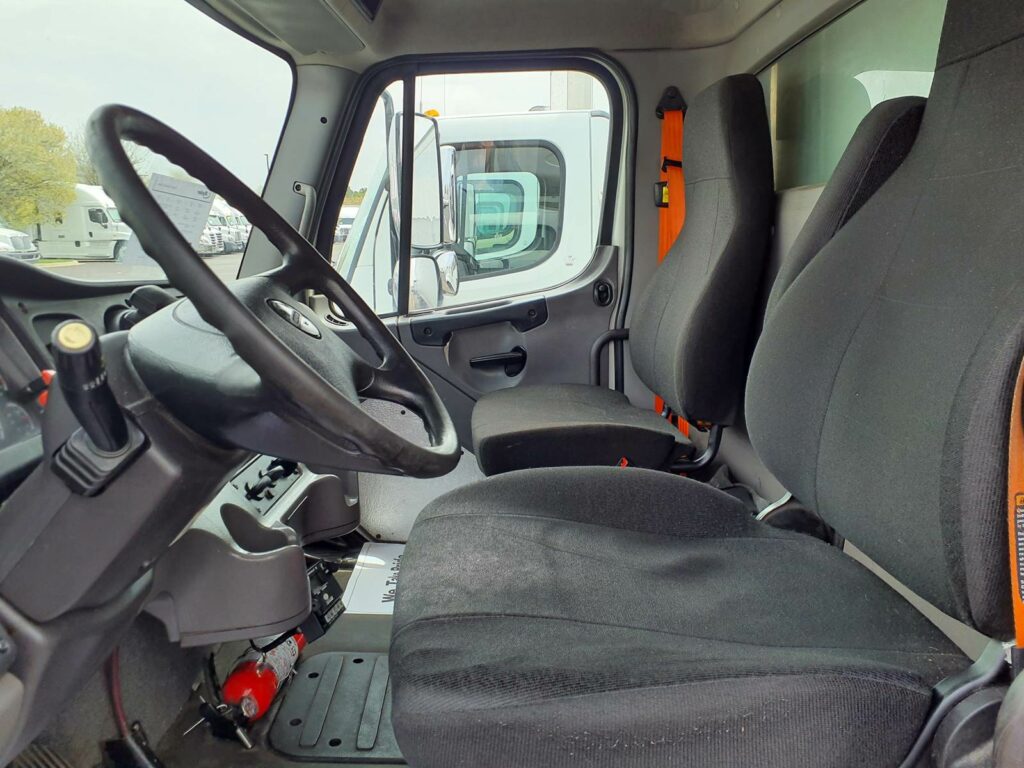 2015 Freightliner M2 106 22 ft Refrigerated Truck – 280HP, 9, Carrier