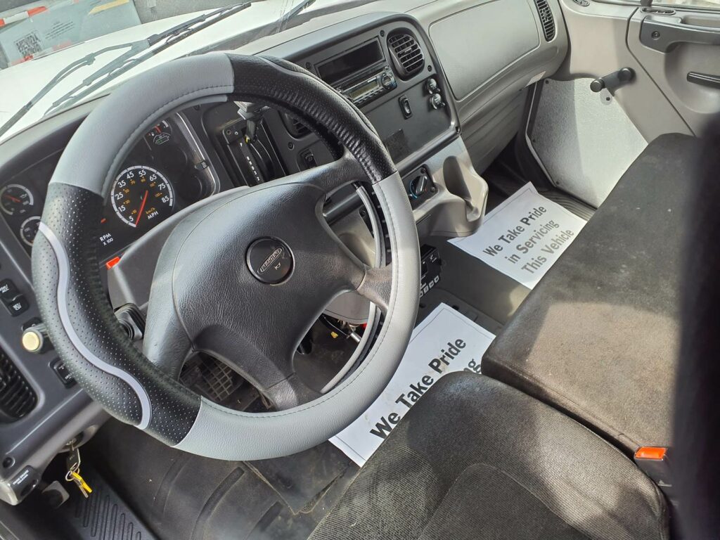 2015 Freightliner M2 106 22 ft Refrigerated Truck – 200HP, 6, Carrier