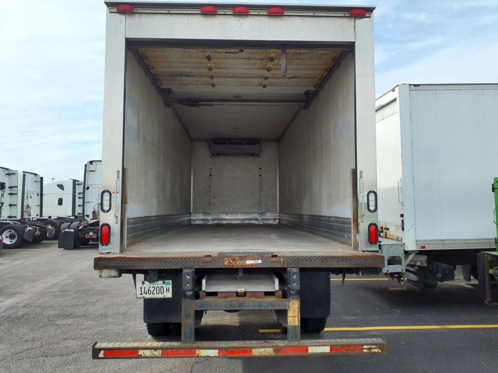2015 Freightliner M2 106 22 ft Refrigerated Truck – 200HP, 6, Carrier