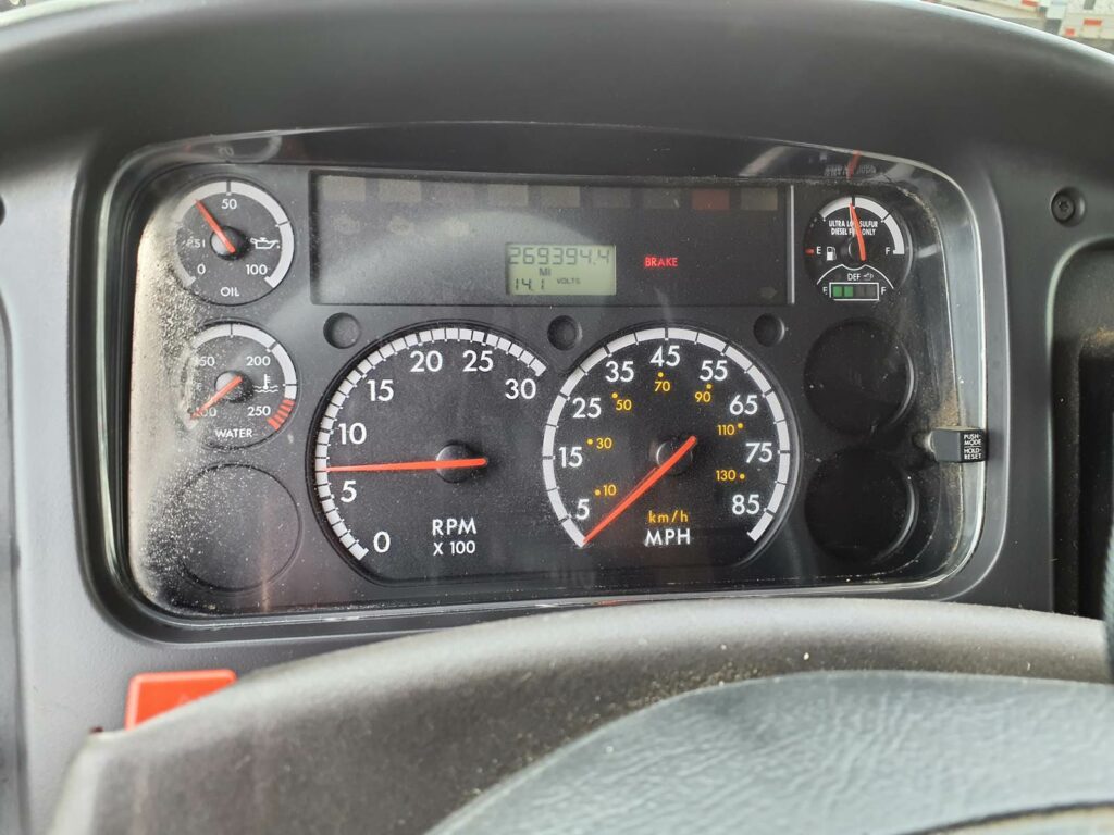 2015 Freightliner M2 106 22 ft Refrigerated Truck – 200HP, 6, Carrier