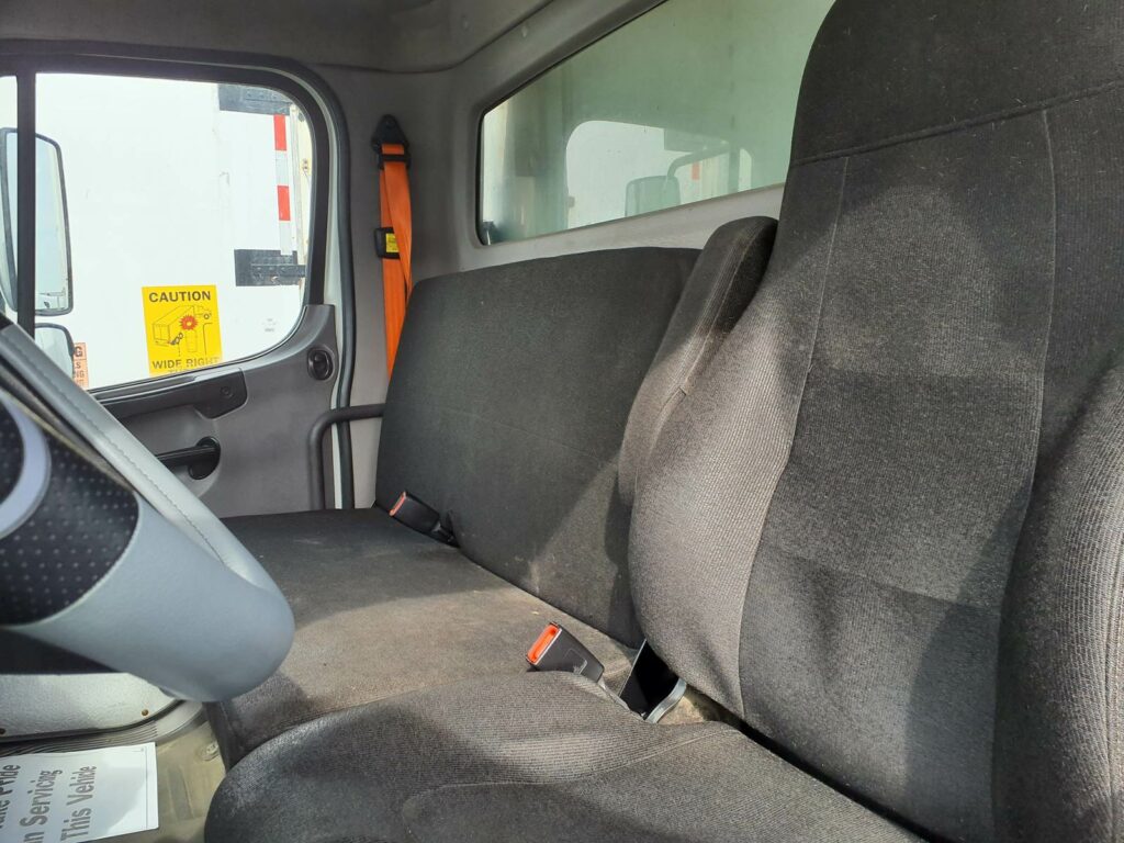 2015 Freightliner M2 106 22 ft Refrigerated Truck – 200HP, 6, Carrier