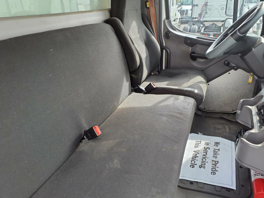 2015 Freightliner M2 106 22 ft Refrigerated Truck – 200HP, 6, Carrier