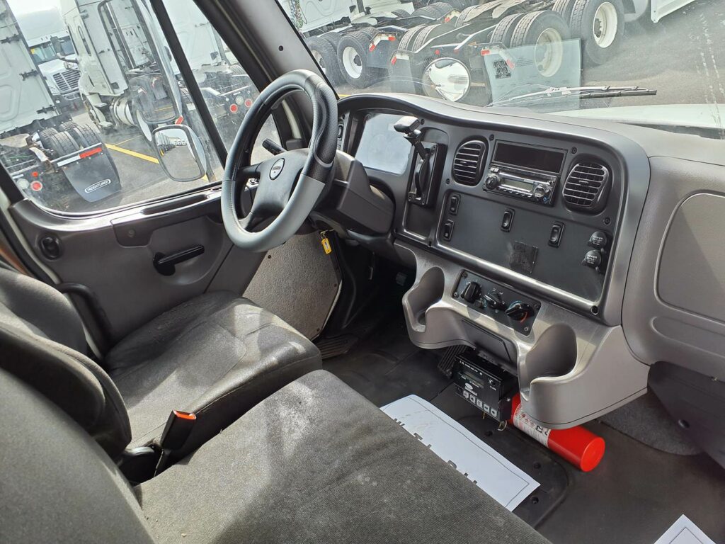 2015 Freightliner M2 106 22 ft Refrigerated Truck – 200HP, 6, Carrier