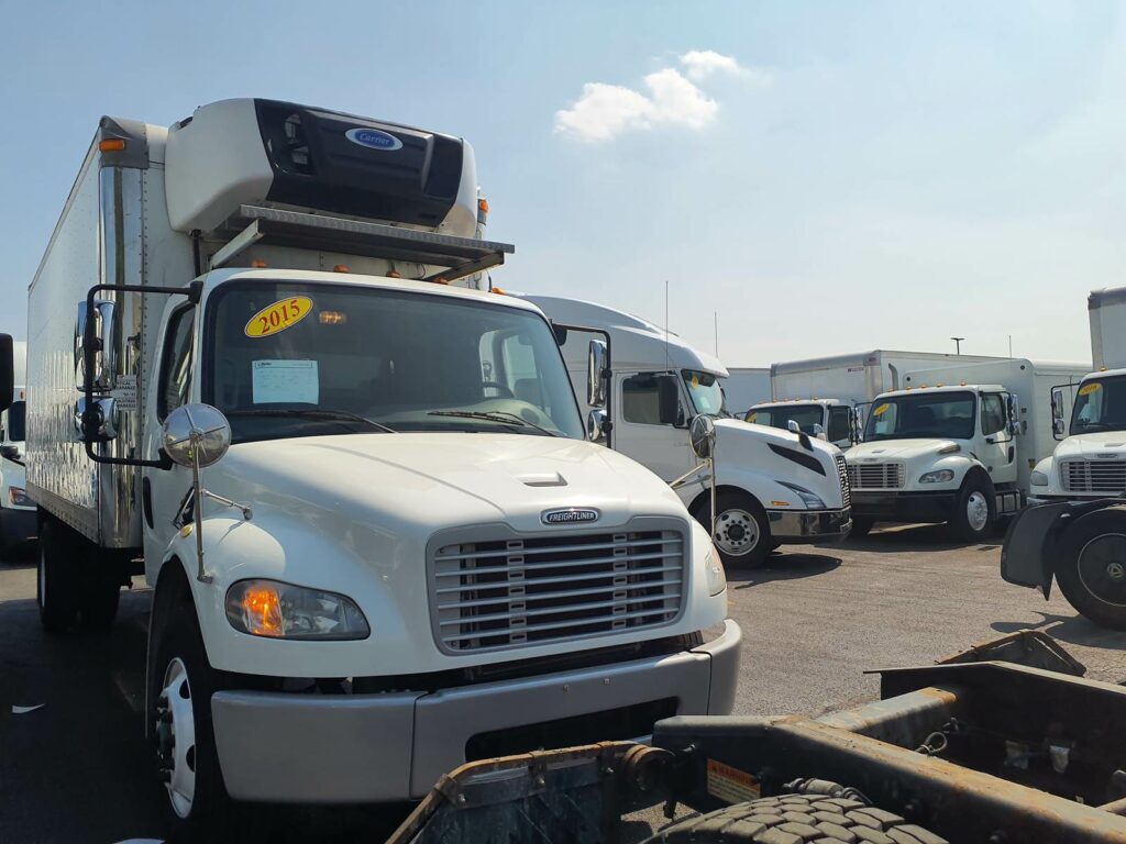 2015 Freightliner M2 106 22 ft Refrigerated Truck – 200HP, 6, Carrier