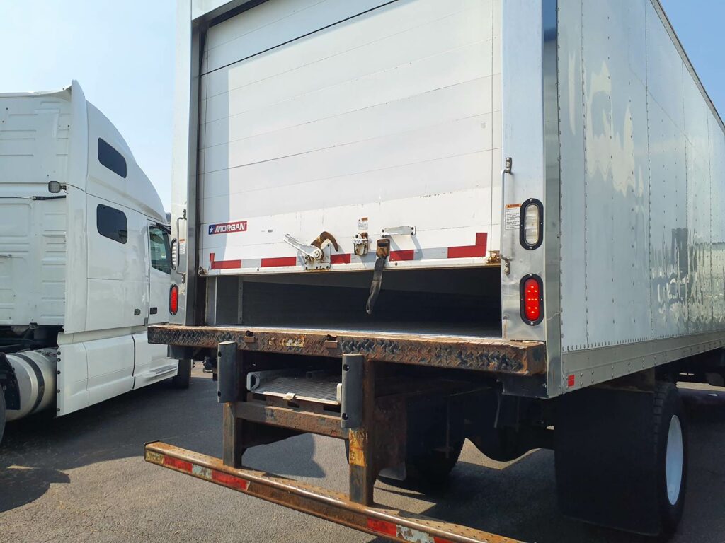 2015 Freightliner M2 106 22 ft Refrigerated Truck – 200HP, 6, Carrier