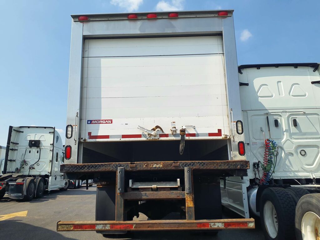 2015 Freightliner M2 106 22 ft Refrigerated Truck – 200HP, 6, Carrier