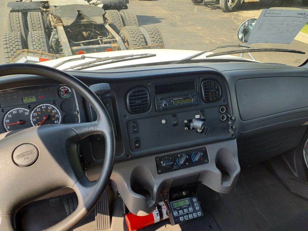 2015 Freightliner M2 106 22 ft Refrigerated Truck – 200HP, 6, Carrier