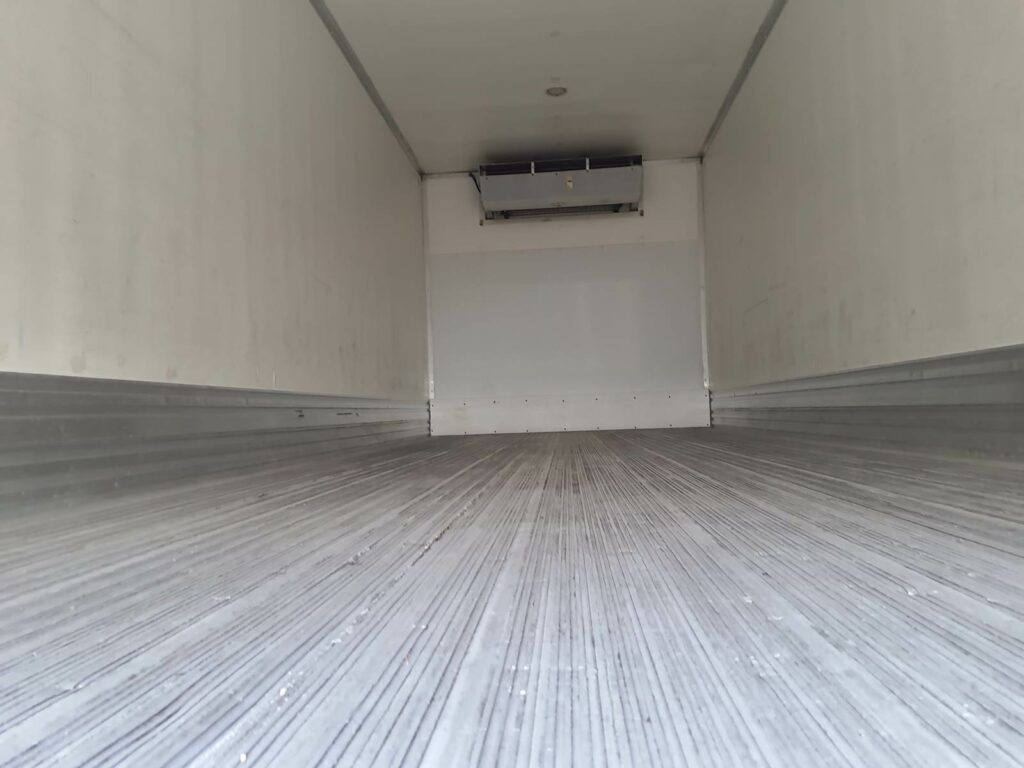 2015 Freightliner M2 106 22 ft Refrigerated Truck – 200HP, 6, Carrier