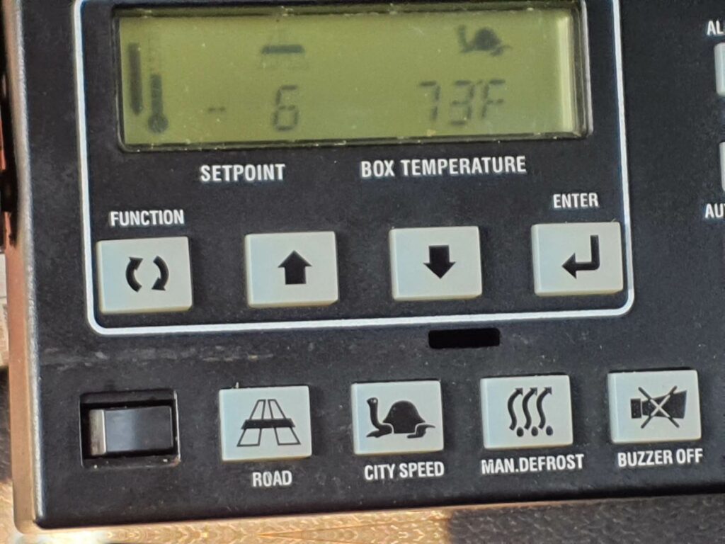 2015 Freightliner M2 106 22 ft Refrigerated Truck – 200HP, 6, Carrier