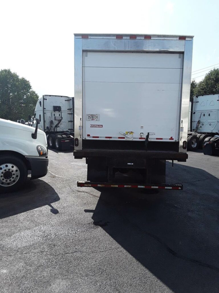 2018 Freightliner M2 106 26 ft Refrigerated Truck – 280HP, 9, Carrier