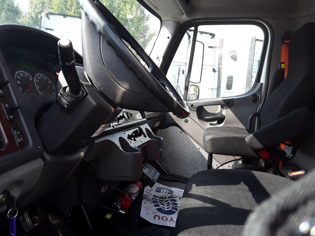 2018 Freightliner M2 106 26 ft Refrigerated Truck – 280HP, 9, Carrier