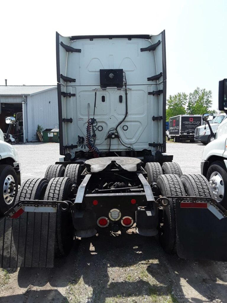 2020 Freightliner Cascadia 125 Sleeper Semi Truck – 72″ Condo Sleeper, 400HP, 10 Speed Manual