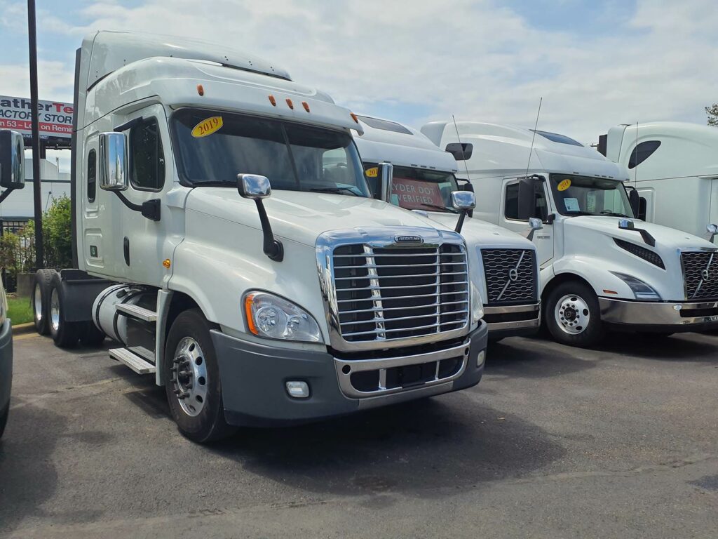 2017 Freightliner Cascadia 125 Sleeper Semi Truck – 60″ None, 450HP, 12 Speed Manual
