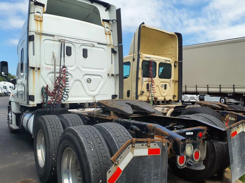 2017 Freightliner Cascadia 125 Sleeper Semi Truck – 60″ None, 450HP, 12 Speed Manual