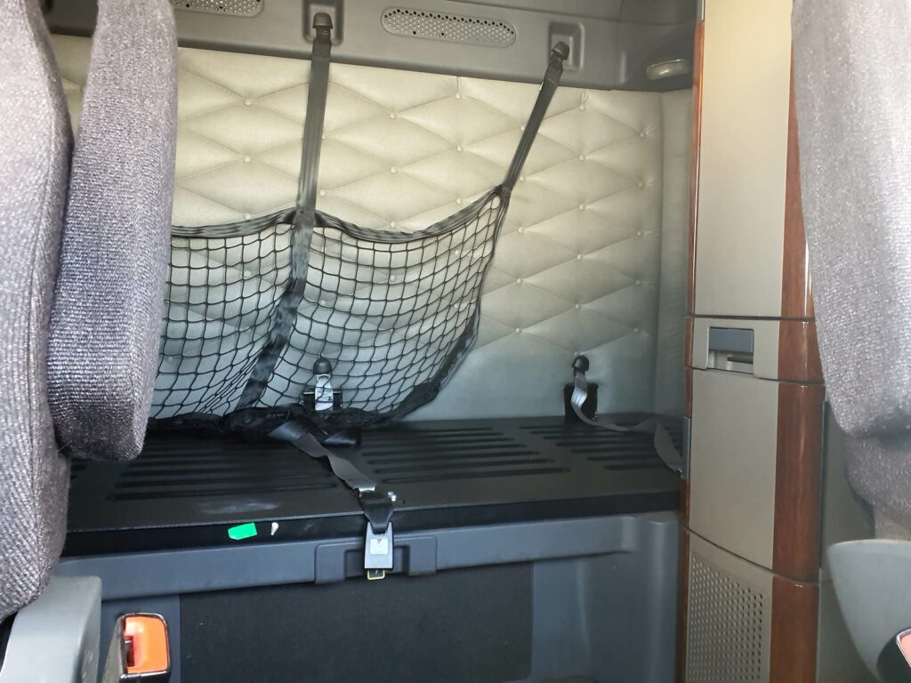 2017 Freightliner Cascadia 125 Sleeper Semi Truck – 60″ None, 450HP, 12 Speed Manual