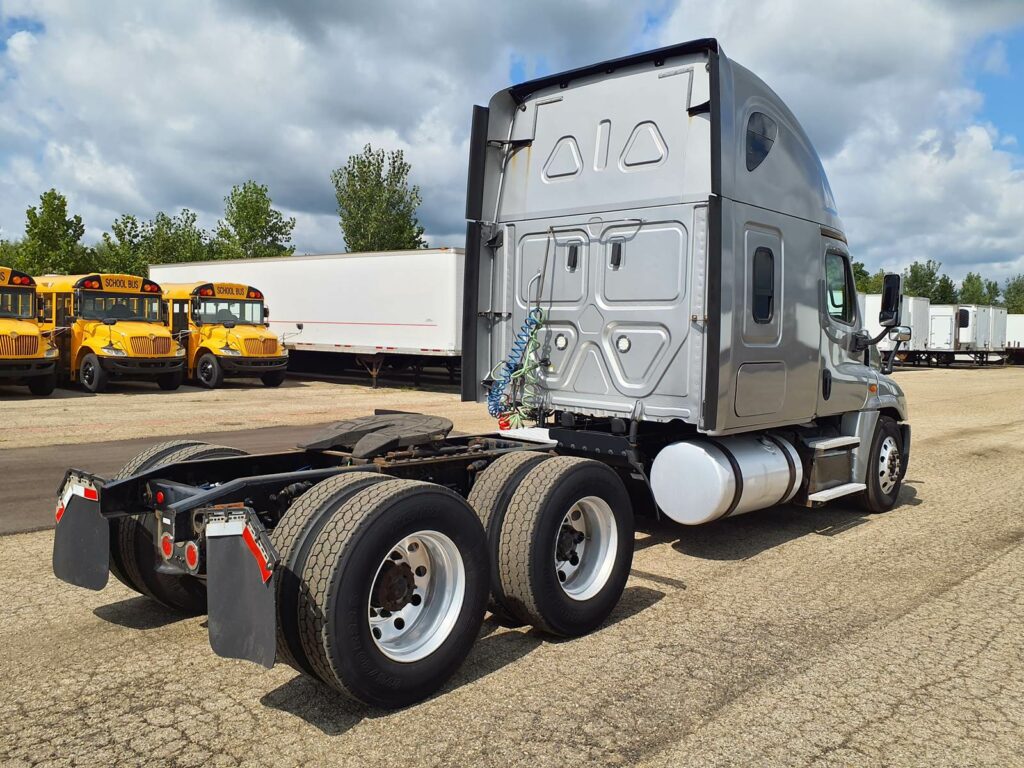 2018 Freightliner Cascadia 125 Sleeper Semi Truck – 72″ Condo Sleeper, 455HP, 12