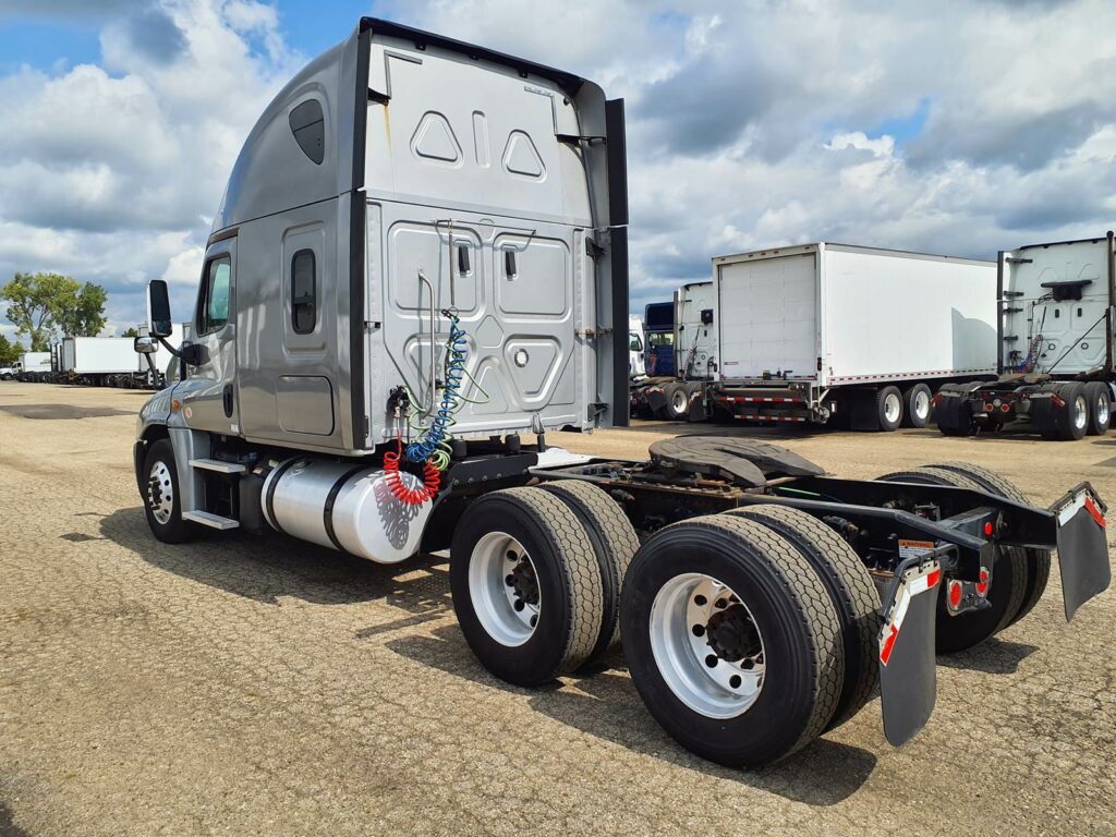 2018 Freightliner Cascadia 125 Sleeper Semi Truck – 72″ Condo Sleeper, 455HP, 12