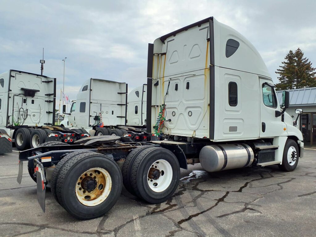 2018 Freightliner Cascadia 125 Sleeper Semi Truck – 72″ Condo Sleeper, 455HP, 12