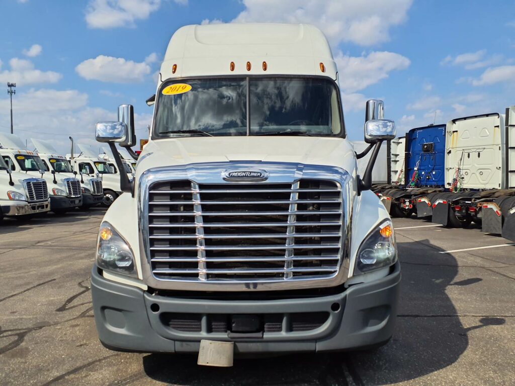 2019 Freightliner Cascadia 125 Sleeper Semi Truck – 72″ Condo Sleeper, 400HP, 10 Speed Manual