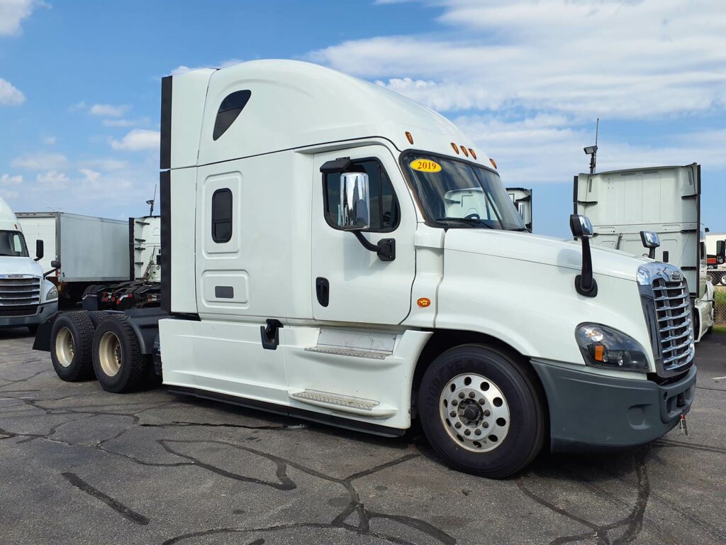 2019 Freightliner Cascadia 125 Sleeper Semi Truck – 72″ Condo Sleeper, 400HP, 10 Speed Manual