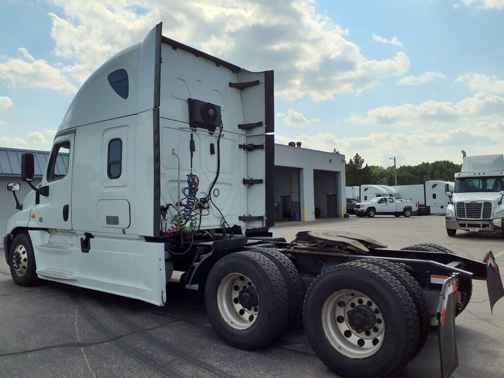 2019 Freightliner Cascadia 125 Sleeper Semi Truck – 72″ Condo Sleeper, 400HP, 10 Speed Manual