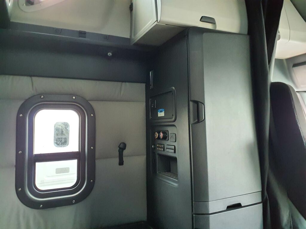 2020 Freightliner Cascadia 126 Sleeper Semi Truck – 72″ Condo Sleeper, 455HP, 12