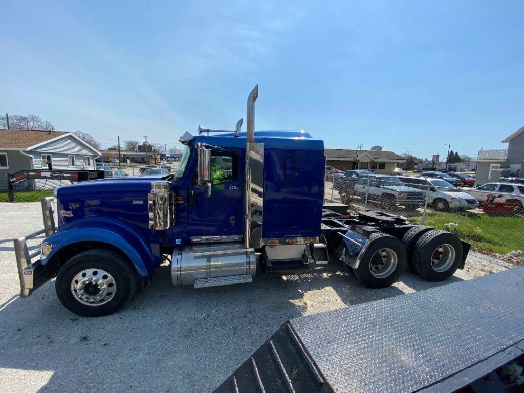 2013 International 9900i Sleeper Semi Truck