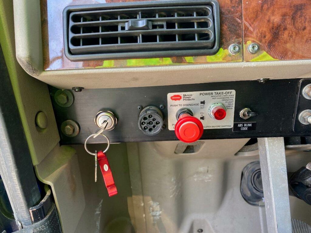 2013 International 9900i Sleeper Semi Truck