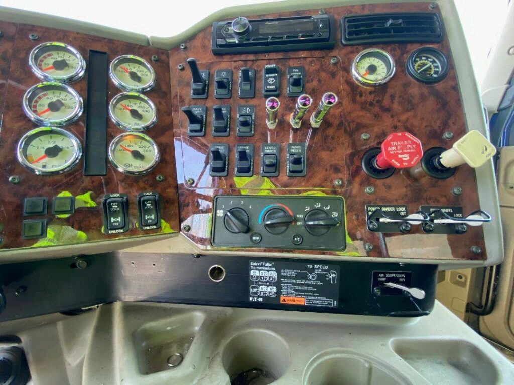 2013 International 9900i Sleeper Semi Truck