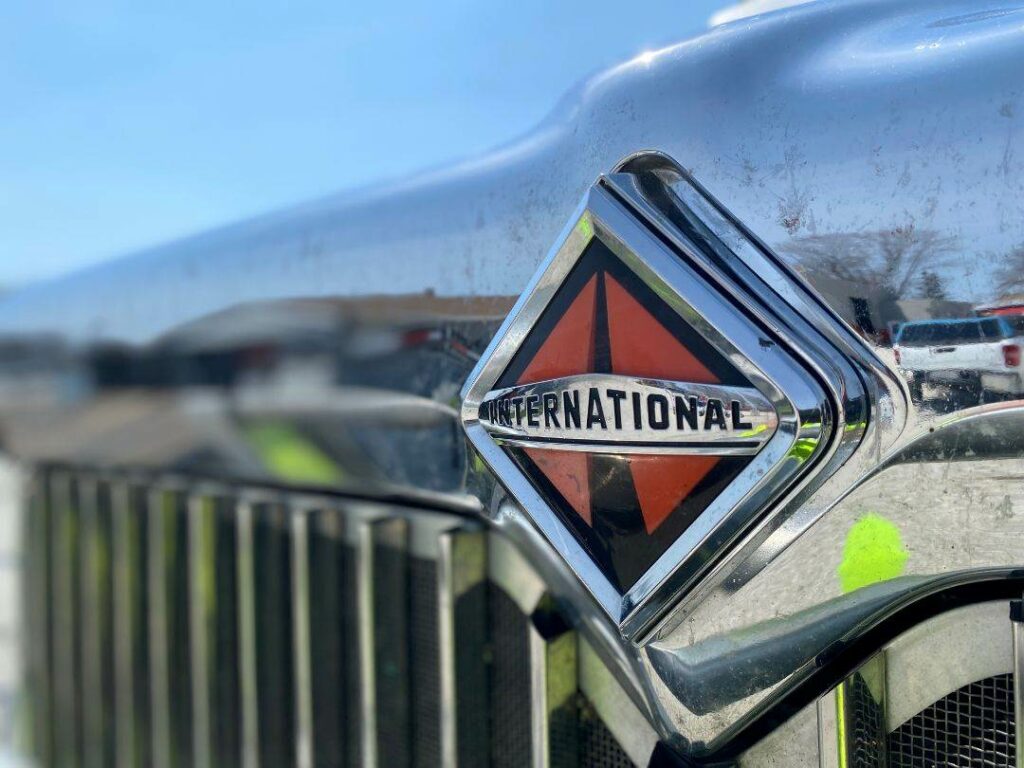 2013 International 9900i Sleeper Semi Truck