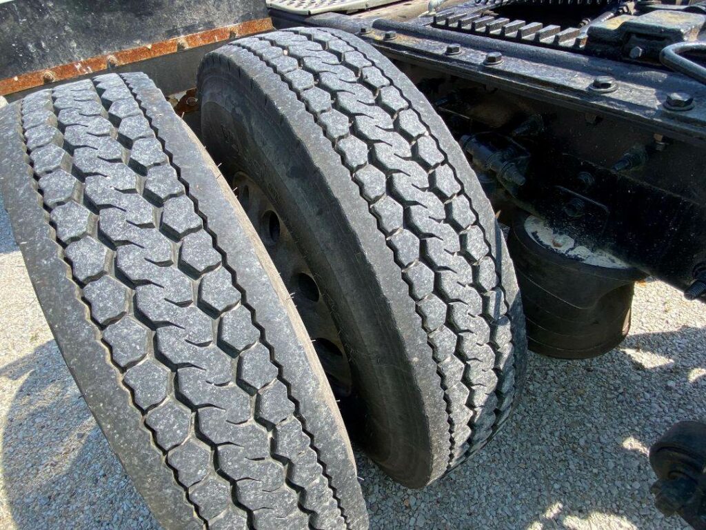 2013 International 9900i Sleeper Semi Truck