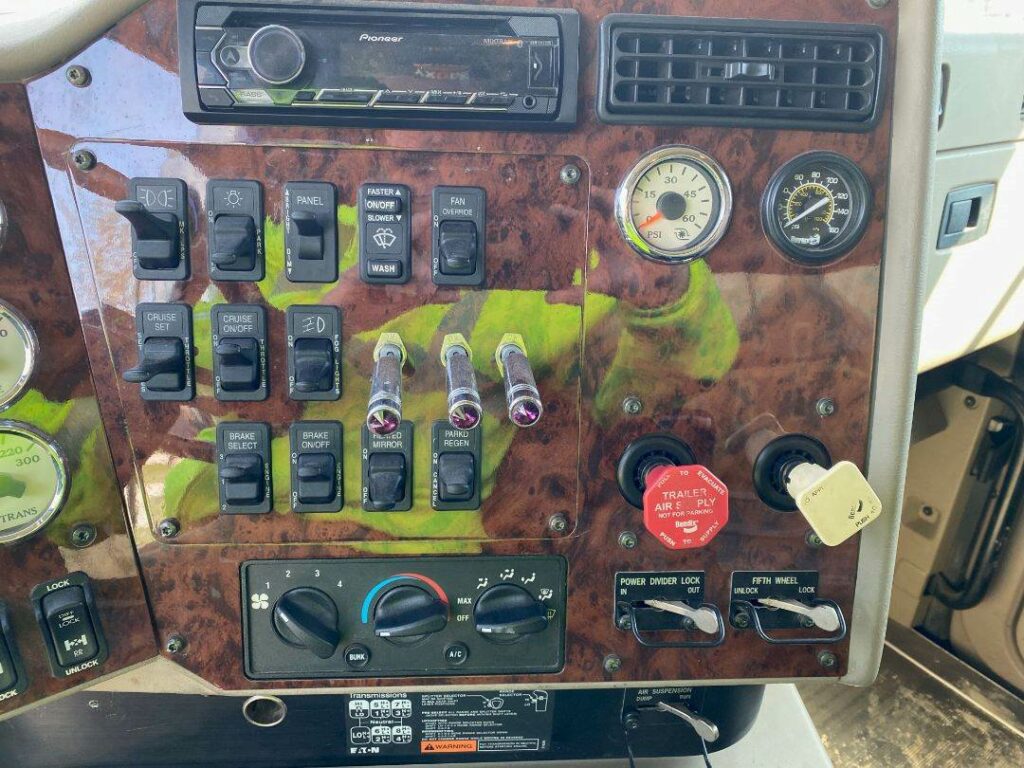 2013 International 9900i Sleeper Semi Truck