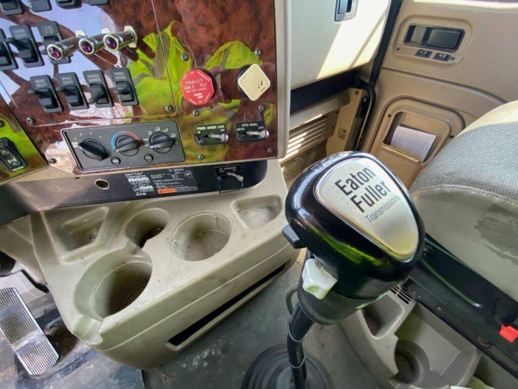 2013 International 9900i Sleeper Semi Truck