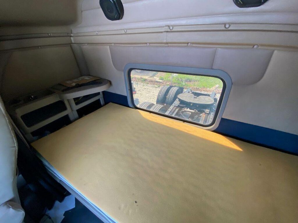 2013 International 9900i Sleeper Semi Truck