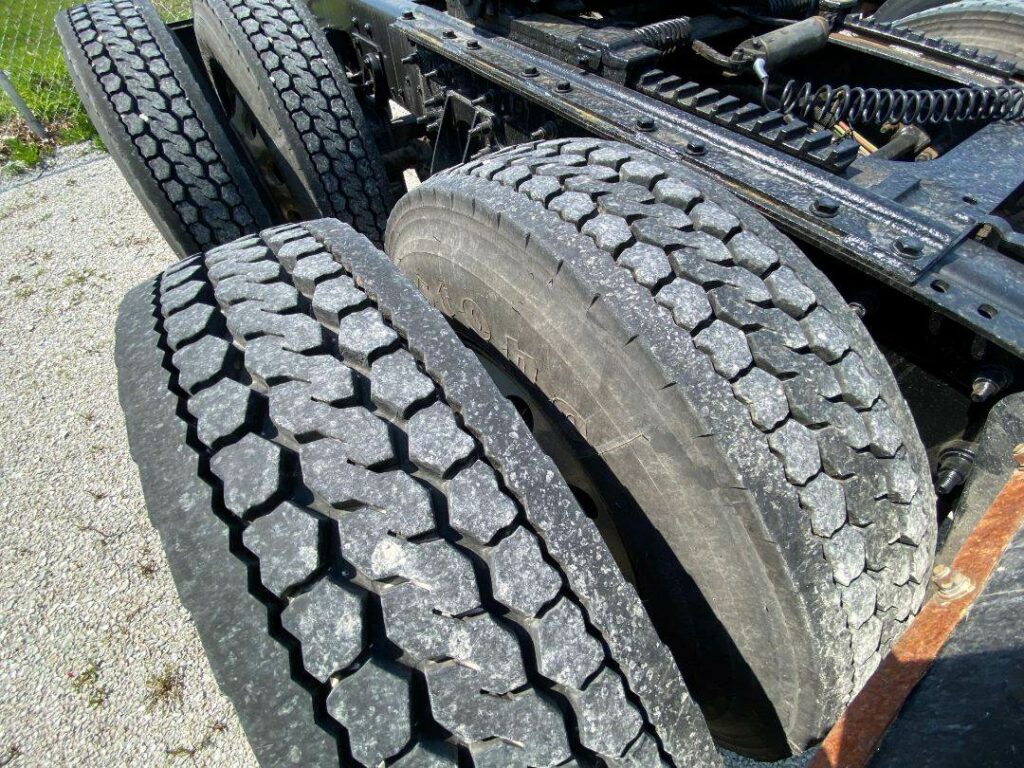 2013 International 9900i Sleeper Semi Truck