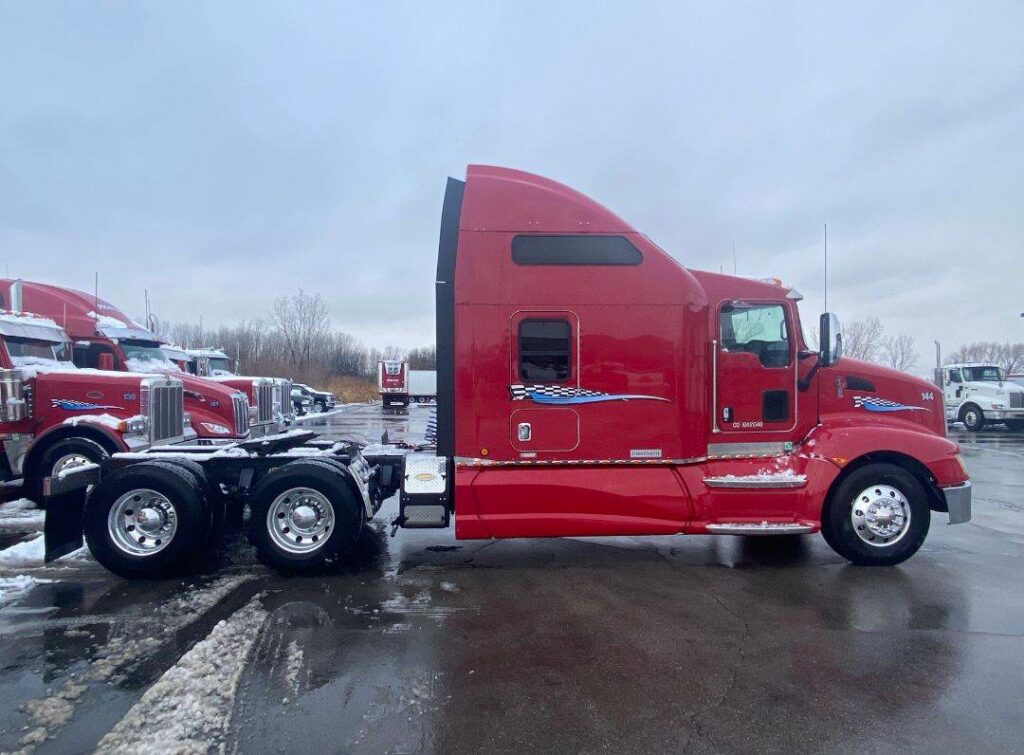 2015 Kenworth T660 Sleeper Semi Truck