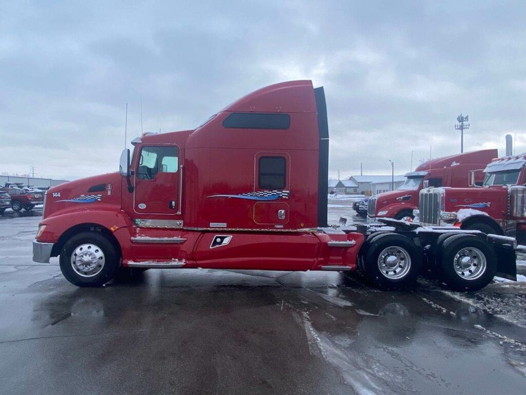 2015 Kenworth T660 Sleeper Semi Truck