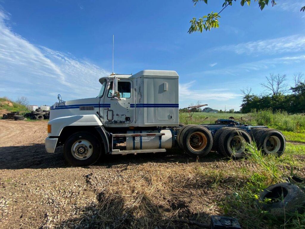 1997 Mack CH613 Sleeper Semi Truck