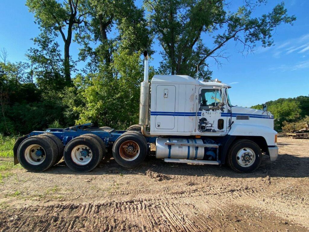 1997 Mack CH613 Sleeper Semi Truck