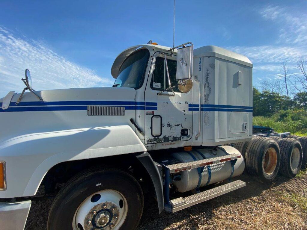 1997 Mack CH613 Sleeper Semi Truck